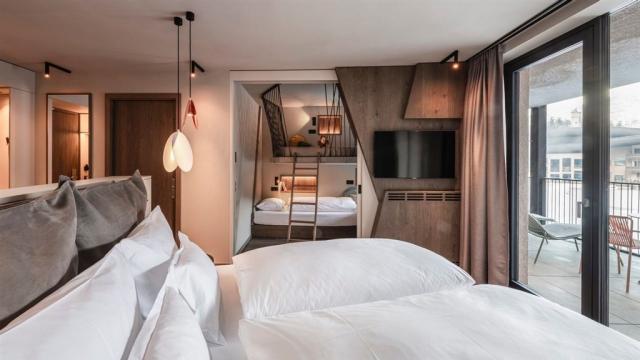 premium-family-suite-lido-master-bedroom-with-view-at-falkynest