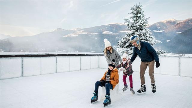 falkensteiner-family-resort-lido-eislaufen-1920x1080.jpg