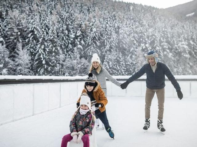 family-resort-lido-ice-skating-rink_standard.jpg