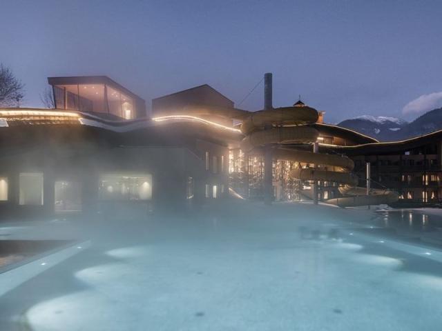 family-resort-lido-outdoor-pool_standard.jpg