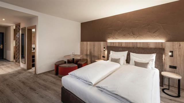deluxe-family-suite-lido-master-bedroom.jpg