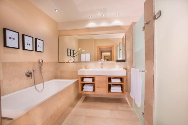 Badezimmer Doppelzimmer Deluxe 1.jpg