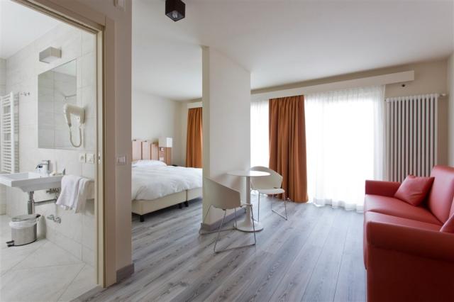 BZO-04360-037 Junior Suite.jpg