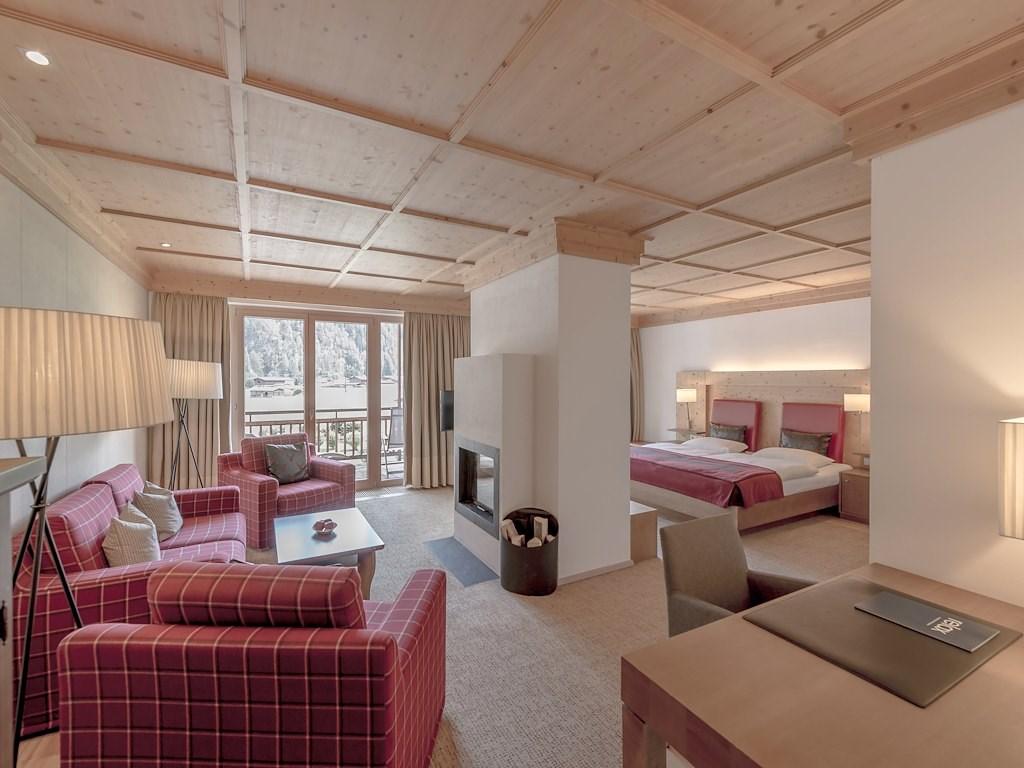 junior-suite-freiraum-mit kamin1-aqua-dome-tirol-therme-laengen
