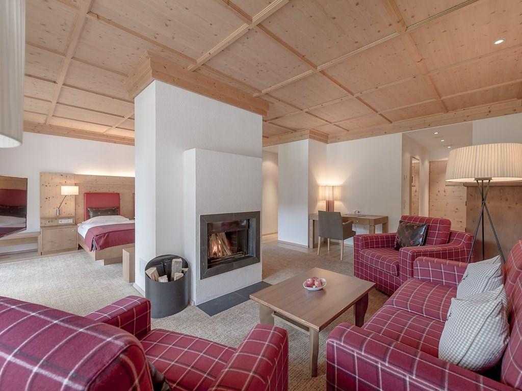 junior-suite-freiraum-mit-kamin2-aqua-dome-tirol-therme-laengen