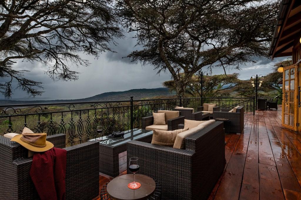 Tanzanie_Ngorongoro_Lions Paw_Outside Deck Lounge and Bar Area.