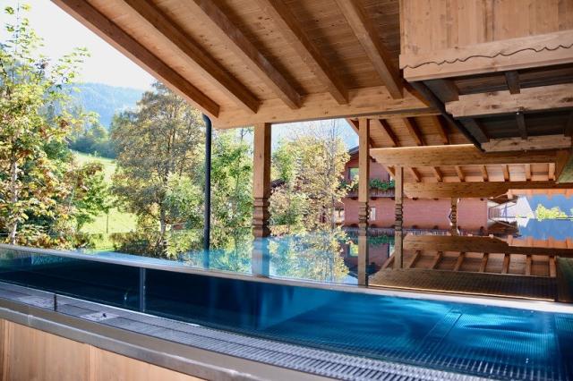 Infinity_Pool_Wellness_Hotelangebot_Spa_Alpbach_Tirol_Bergblick