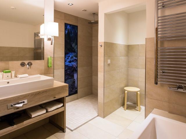Suite Roter Kogel Badezimmer.jpg