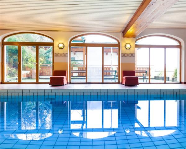 Hotelstgeorghallenbad.jpg