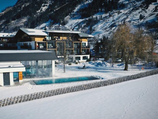 HotelundPoolWinter.jpg