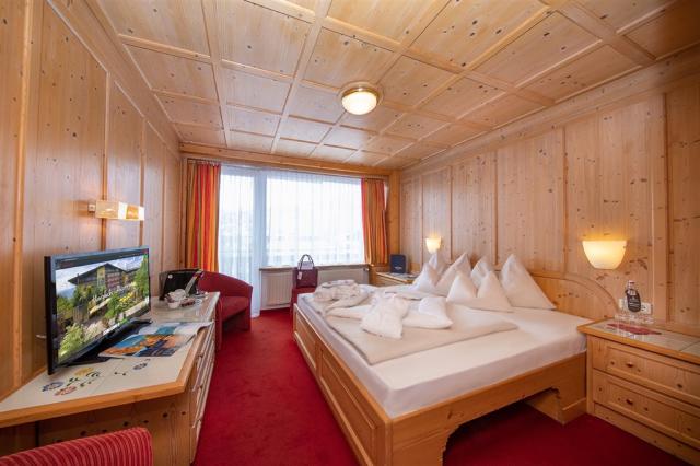 Hotel_Latini_Doppelzimmer_Alpenrose.jpg