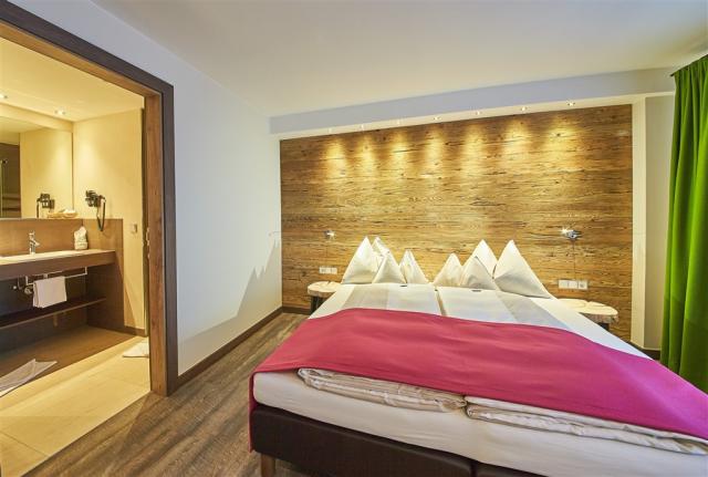 Juniorsuite Schlafzimmer und Bad Bernkogel print - Kopie (2).jp