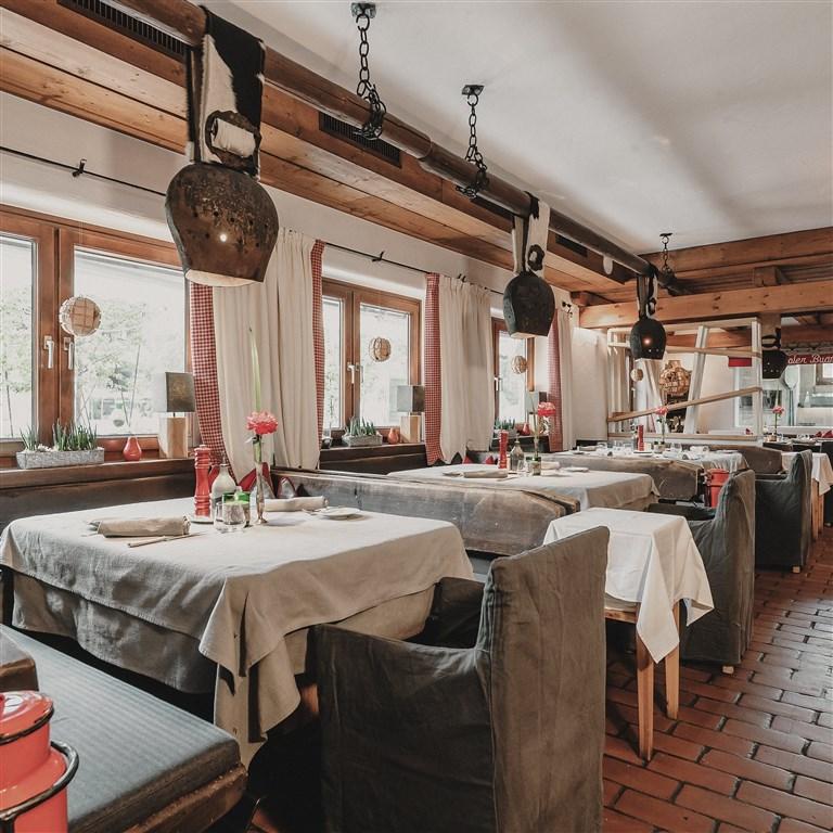 RestaurantAnsichtTischreihen1-5quer.jpg