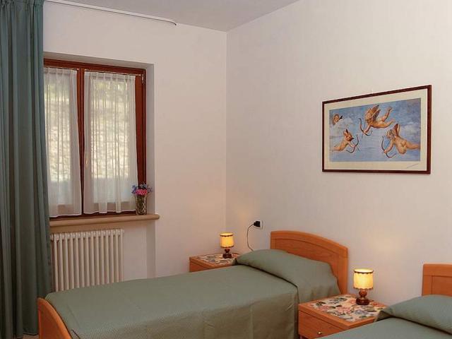 GAR-H93750-Zimmer.jpg