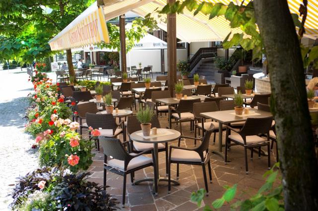 Hotel_Schütthof_Gastgarten.jpg
