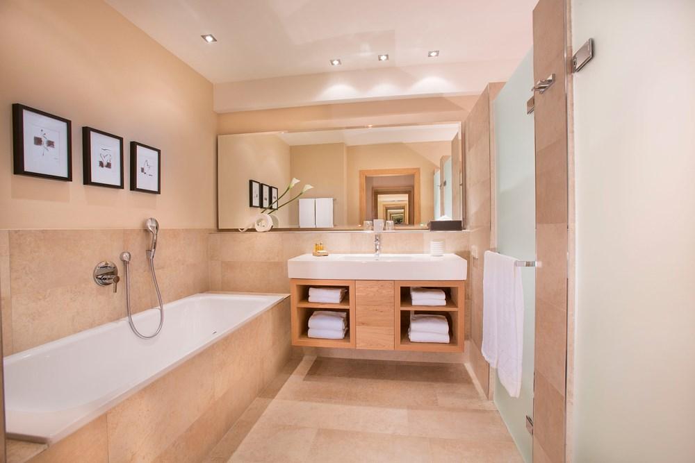 Badezimmer Doppelzimmer Deluxe 1.jpg