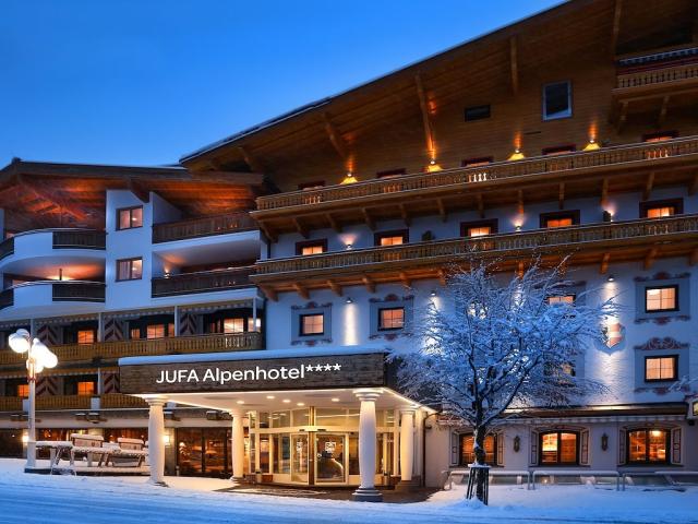 hotelansicht-jufa-alpenhotel-saalbach-abend-winter.jpg