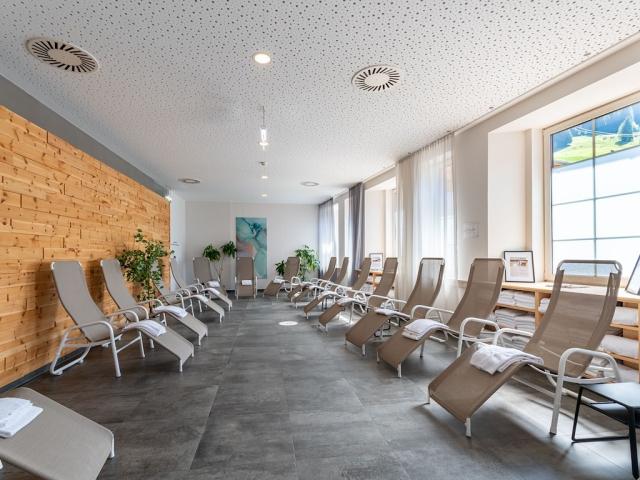 liegestuehle-wellnessbereich-jufa-alpenhotel-saalbach.jpg