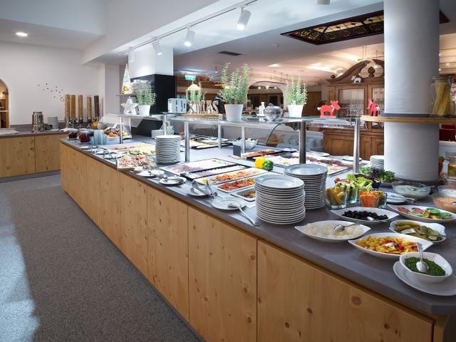 buffet-fruehstueck-jufa-alpenhotel-saalbach.jpg
