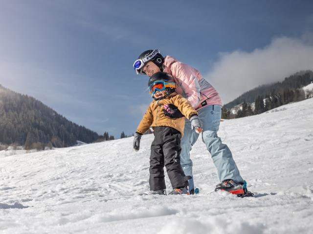 skifahren-junge-mutter-winter-jufa-alpenhotel-saalbach.jpg