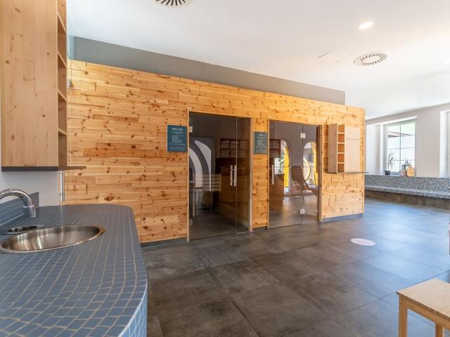 sauna-waschbecken-wellnesbereich-jufa-alpenhotel-saalbach.jpg