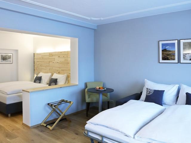 betten-familienzimmer-jufa-alpenhotel-saalbach-sitzgelegenheit.