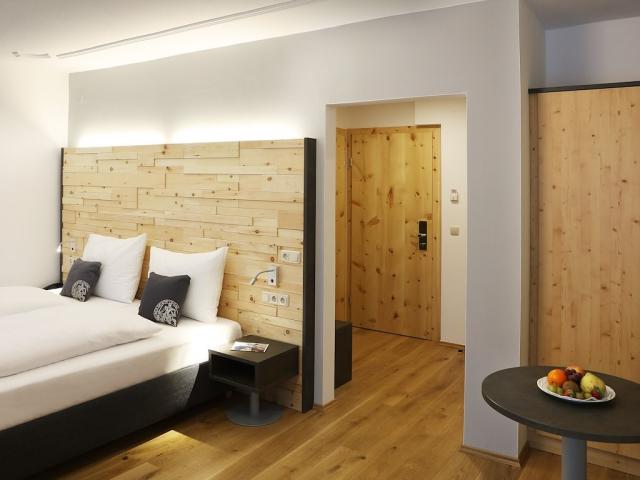 doppelbett-doppelzimmer-jufa-alpenhotel-saalbach-obstschale.jpg