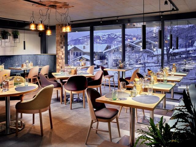 ever.grün KAPRUN - Hotel - Restaurant Abend c Foto Michael Hube