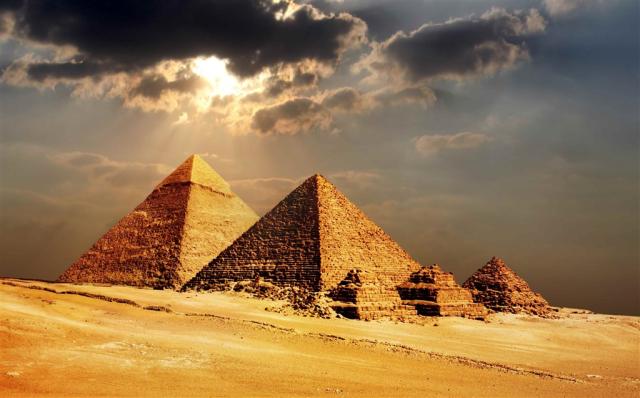 Egypt_pyramidy v gize.jpg