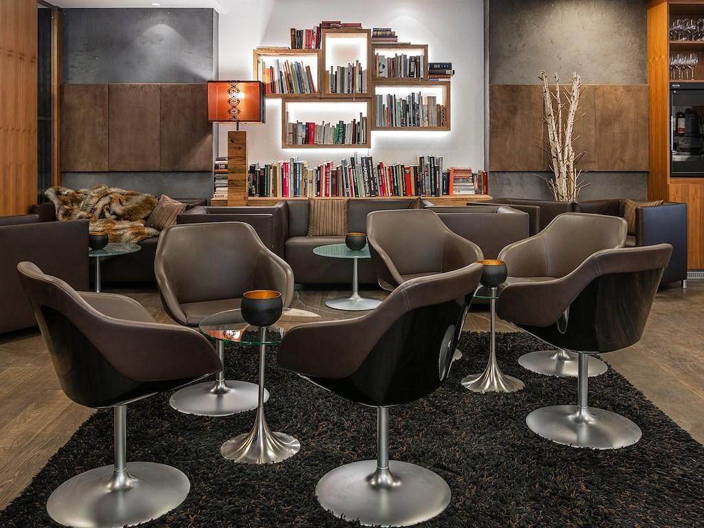 Restaurant & Lobby (1).jpg