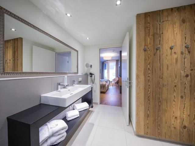 Bathroom Deluxe Suite.jpg