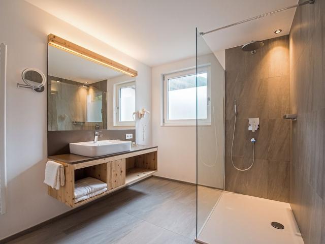 BZO-B00172-Zimmer 200 Dahoame Luchta 2032.jpg