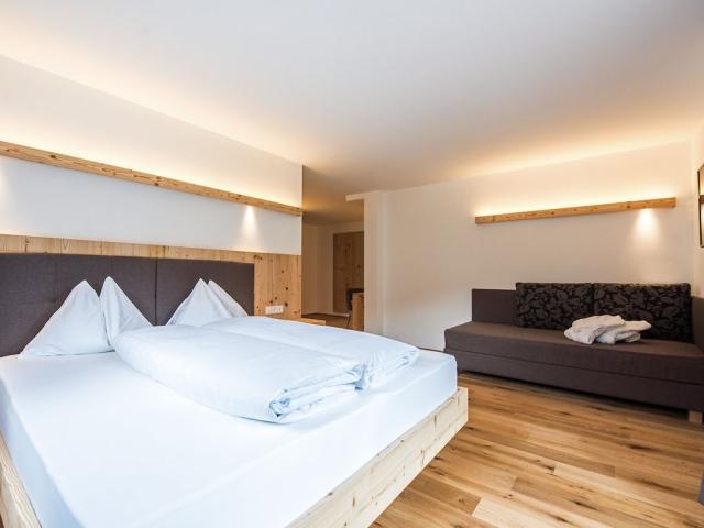 BZO-B00172-Zimmer 200 Dahoame Luchta 2042.jpg