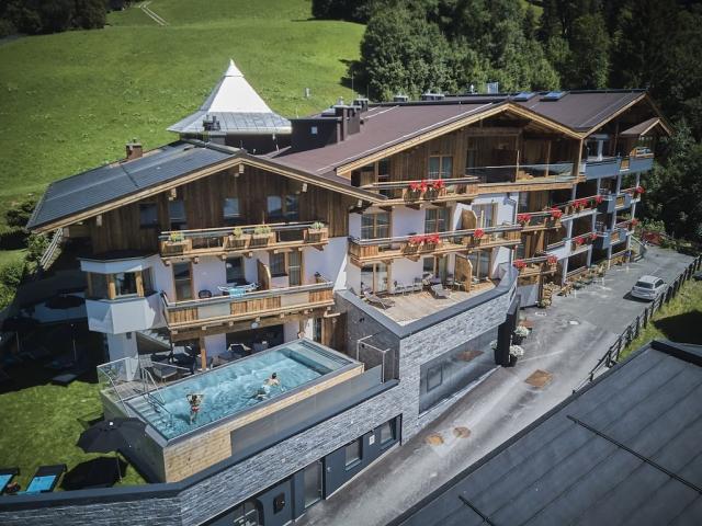 DrohneGarten+Pool+Hotel1.jpg