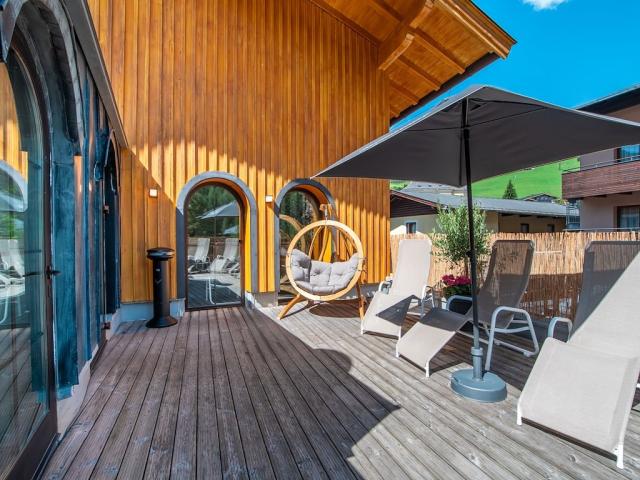 auenbereich-wellness-liegestuehle-haengesessel-schirm-jufa-alpe