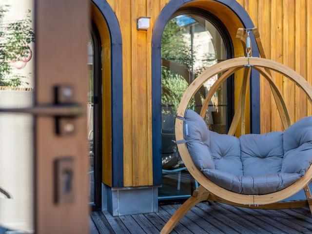 haengesessel-auenbereich-wellnessbereich-jufa-alpenhotel-saalba