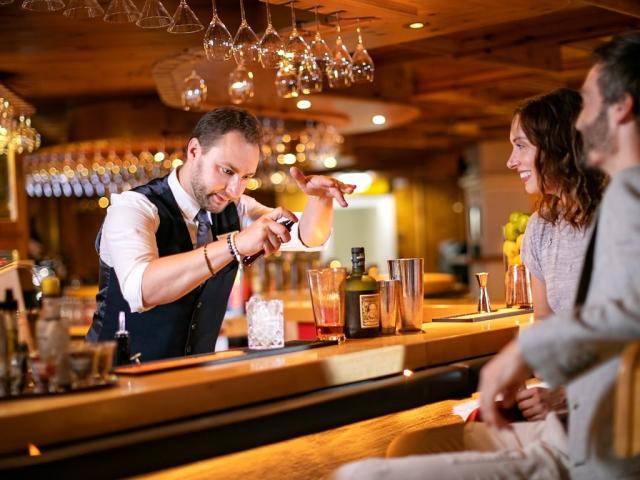 jufa-alpenhotel-saalbach-hotelbar-paar.jpg