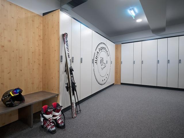 skispinde-skiausruestung-jufa-alpenhotel-saalbach.jpg