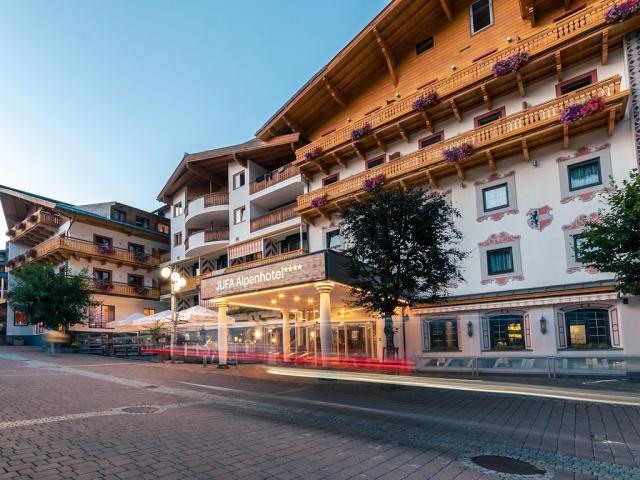 auenansicht-haupteingang-hotel-jufa-alpenhotel-saalbach.jpg