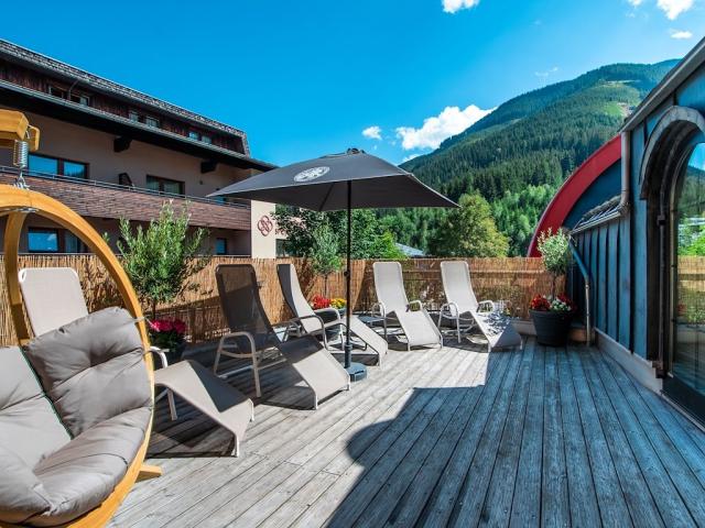 auenbereich-wellness-haengesessel-liegestuehle-jufa-alpenhotel-