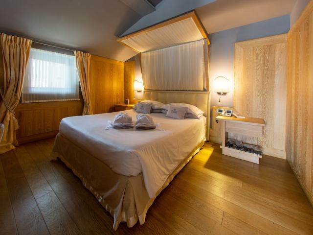 BZO-03696-Rooms-romantic suite.jpg