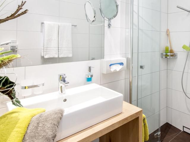 Doppelzimmer Beispiel Bad mit Dusche.jpg
