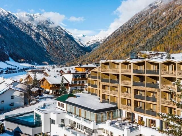 falkensteiner-hotel-spa-falkensteinerhof-hotel-im-winter_standa