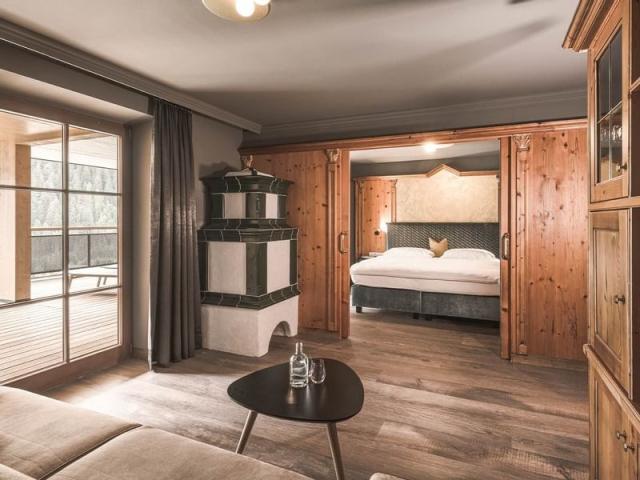 falkensteiner-hotel-spa-falkensteinerhof-romantic-suite-2_stand