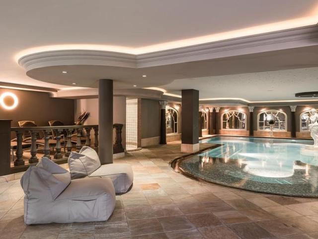 falkensteiner-hotel-falkensteinerhof-pool-relax_standard.jpg
