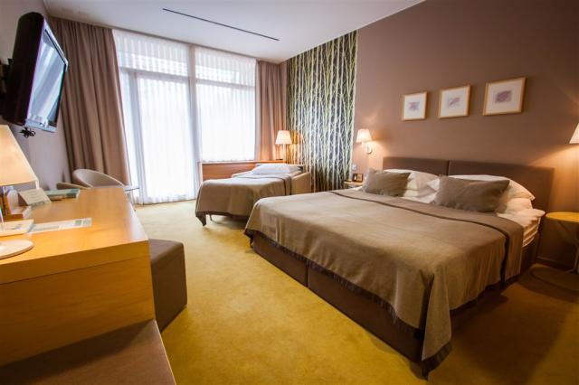 Spik 4-star double-twin room with sofa extra bed.jpg