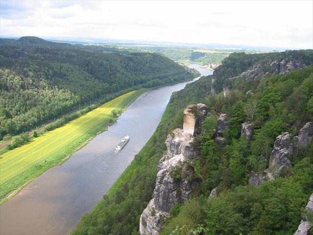 1280px-Bastei_-_Elbe_stromabwärts_mit_dem_Wartturm