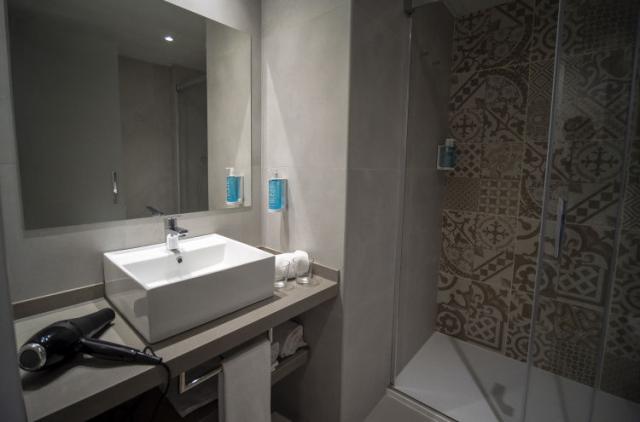 hotel-don-juan-tossa---bathroom-deluxe-05