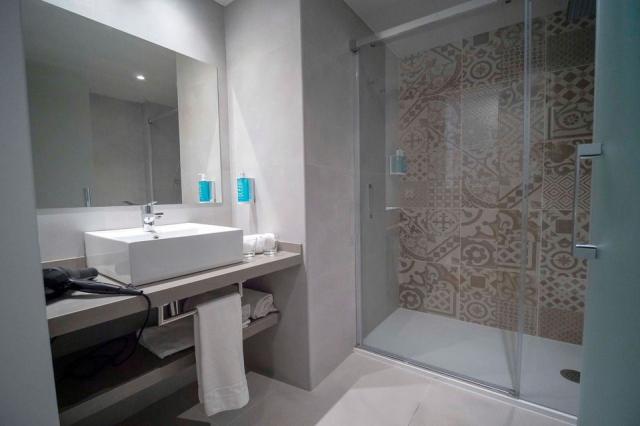 Hotel-Don-Juan-Tossa-Bathroom-Superior-06