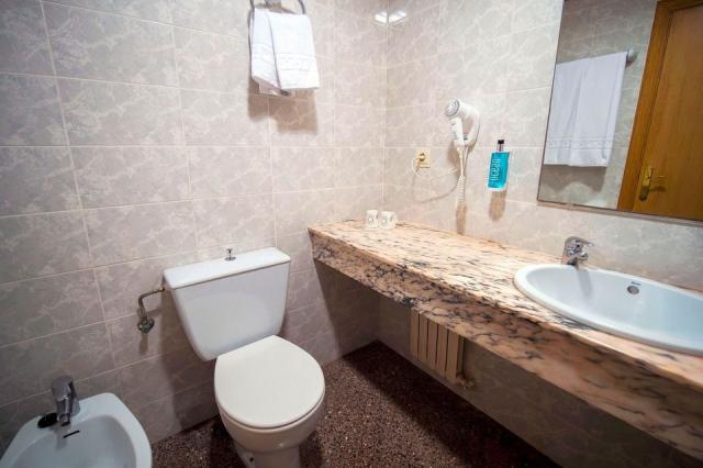 Hotel-Don-Juan-Tossa-Room-Standard-Bathroom-03
